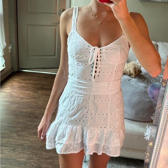 White Lace & Ruffle dress from local boutique
Size medium (fits like a S/M) - Picture 1 of 4
